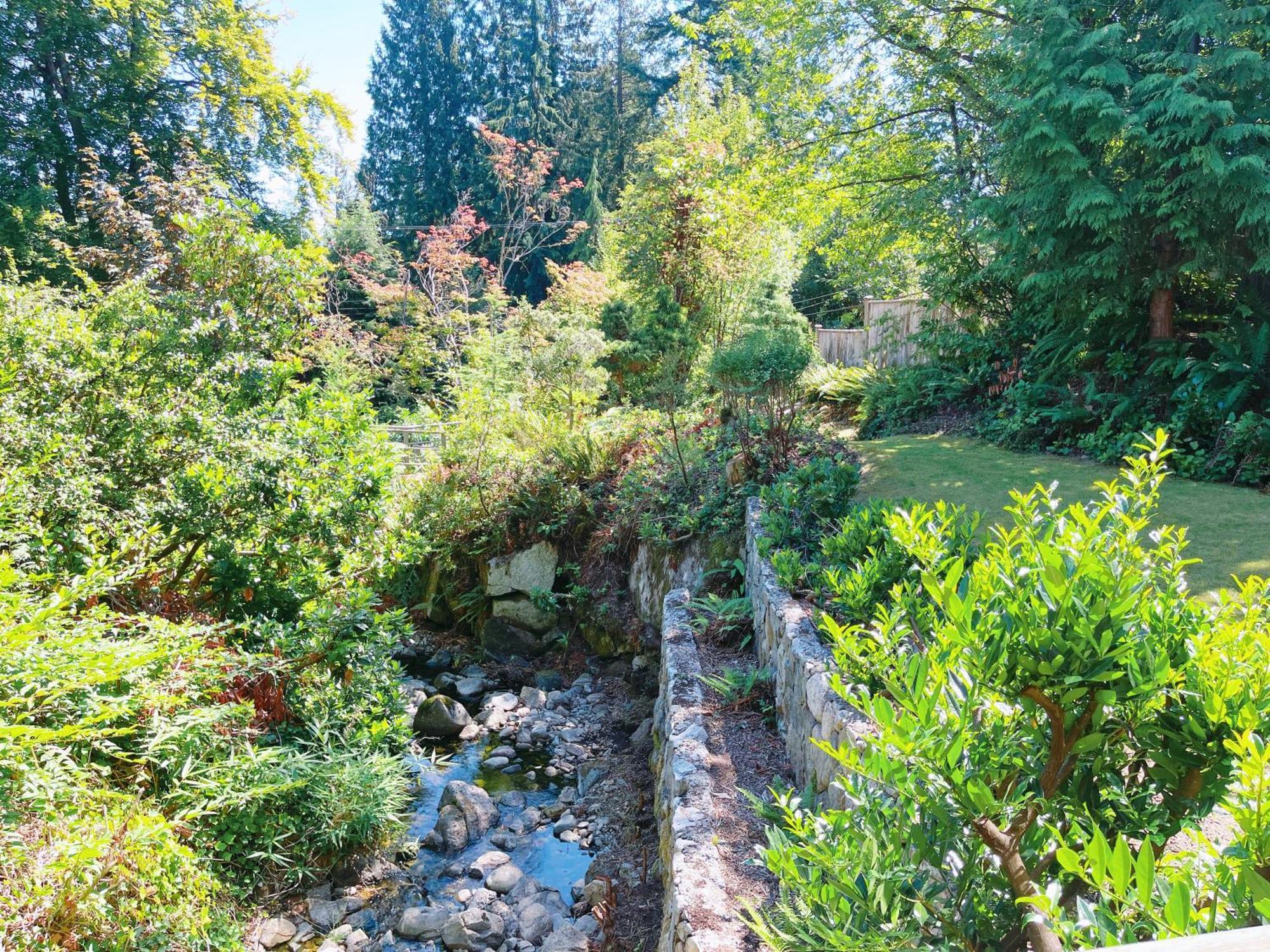 66 Creek Garden House Villa West Vancouver Bagian luar foto